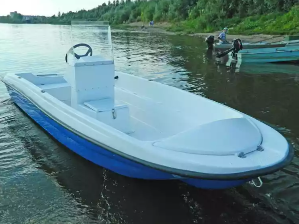 Стеклопластиковая лодка Пингвин с консолью (тримаран) в Муроме