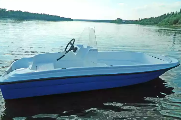 Стеклопластиковая лодка Пингвин с консолью (тримаран) в Муроме