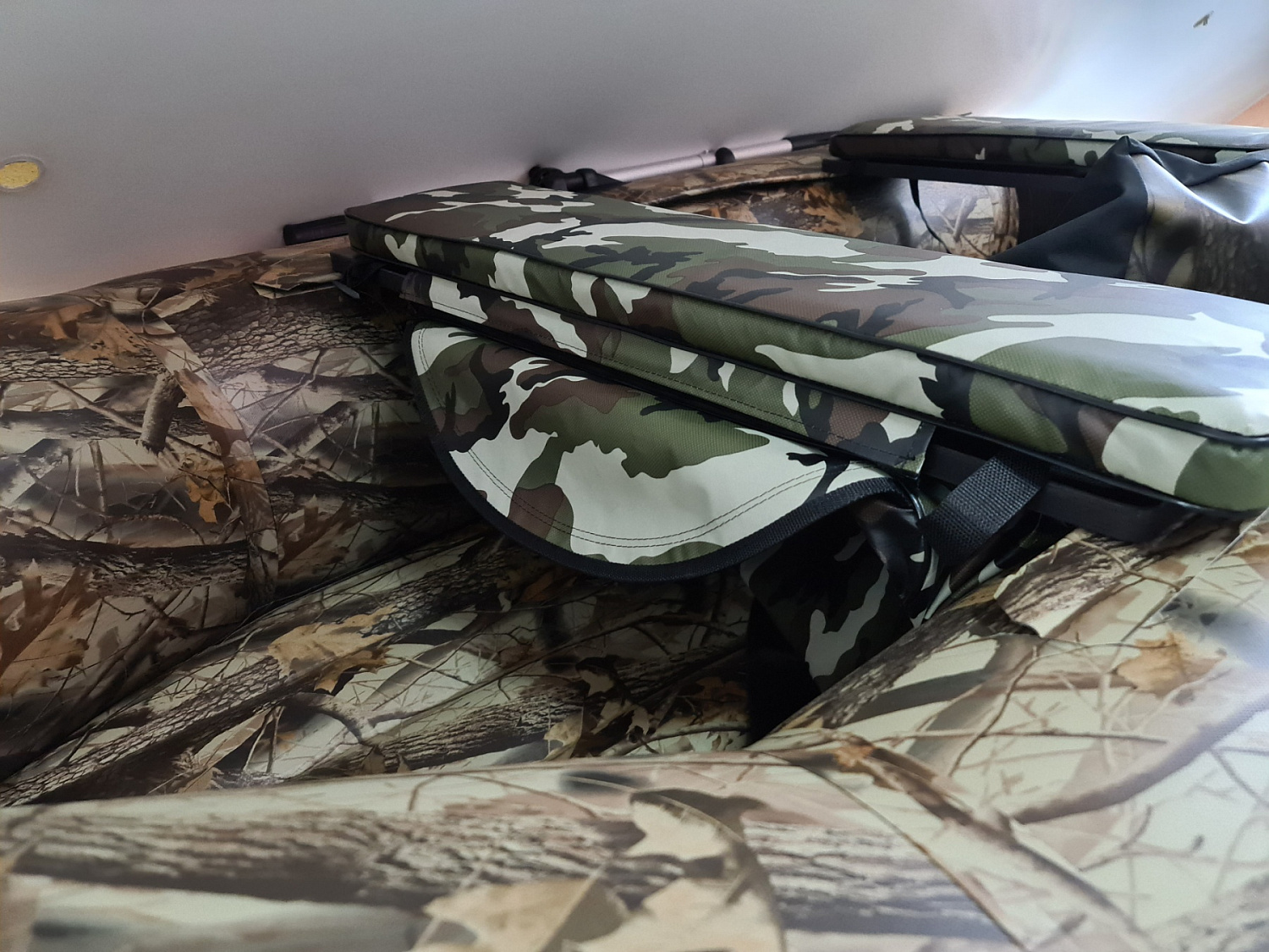 КОМПЛЕКТ МЯГКИХ НАКЛАДОК С СУМКОЙ ДЛЯ ЛОДОК 105Х20 КАМУФЛЯЖ в Муроме